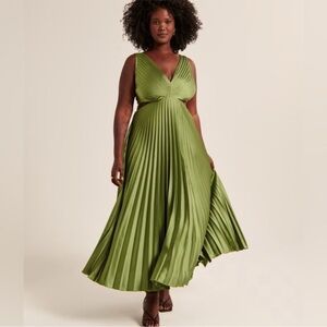 Elegant Green Pleated Dress
